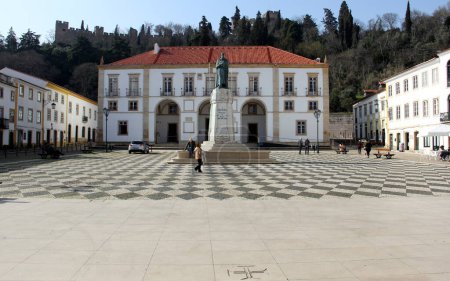 Foto de Monumento a Gualdim Pais, fundador de la ciudad, en la Plaza de la República, Edificio del Ayuntamiento de fondo, Tomar, Portugal - 6 de febrero de 2024 - Imagen libre de derechos