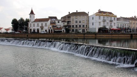 Téléchargez les photos : Barrage par le Vieux Pont, Ponte Velha, au-dessus de la rivière Nabanus, dans la vieille ville, Tomar, Portugal - 6 février 2024 - en image libre de droit