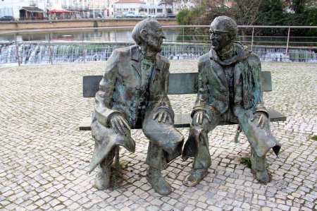 Téléchargez les photos : Mémorial à Fernando Lopes-Graca et Fernando Araujo Ferreira, ensemble sculptural de Rui Fernandes, sur la rive gauche du fleuve Nabao, Tomar, Portugal - 6 février 2024 - en image libre de droit