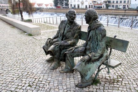 Mémorial à Fernando Lopes-Graca et Fernando Araujo Ferreira, ensemble sculptural de Rui Fernandes, sur la rive gauche du fleuve Nabao, Tomar, Portugal - 6 février 2024