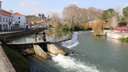 Téléchargez les photos : Lock on the dam by The Old Bridge, Ponte Velha, over Nabanus River, in the old town, Tomar, Portugal - 6 février 2024 - en image libre de droit