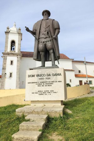 Téléchargez les photos : Monument à Vasco da Gama surplombant la mer, célèbre explorateur et amiral, œuvre sculpturale d'Antonio Luis do Amaral Branco de Paiva, installée en 1970, Sines, Portugal - 6 mars 2024 - en image libre de droit