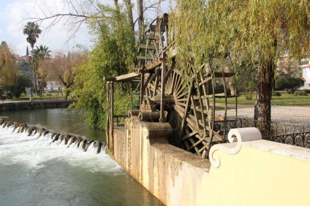 Téléchargez les photos : Réplique de l'ancienne roue hydraulique en bois typique de la région de la rivière Nabao, utilisée pour l'irrigation et les moulins à eau, installée en 2011, Tomar, Portugal - 6 février 2024 - en image libre de droit