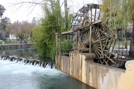 Téléchargez les photos : Réplique de l'ancienne roue hydraulique en bois typique de la région de la rivière Nabao, utilisée pour l'irrigation et les moulins à eau, installée en 2011, Tomar, Portugal - 6 février 2024 - en image libre de droit