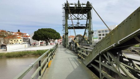 Foto de Puente viejo sobre el río Sado, detalles, torre, celosía y pasarela, Alcacer do Sal, Portugal - 6 de marzo de 2024 - Imagen libre de derechos