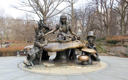 Skulpturengruppe Alice im Wunderland, von Jose de Creeft, im Central Park, installiert 1959, New York, NY, USA - 23. Dezember 2023