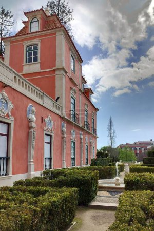 Marques de Pombal Palast, erbaut in der zweiten Hälfte des 18. Jahrhunderts im Barock- und Rokoko-Stil, Gartenseite mit gepflegten Hecken, Oeiras, Lissabon, Portugal - 5. März 2024