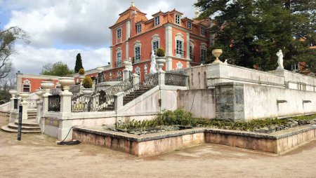 Palais des Marques de Pombal, construit dans la seconde moitié du XVIIIe siècle dans les styles baroque et rococo, vue sur le jardin, Oeiras, Lisbonne, Portugal - 5 mars 2024
