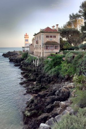 Phare de Santa Marta, construit sur le terrain du fort de Santa Marta, qui abrite maintenant un musée du phare, vue en plein soleil couchant, Cascais, Portugal - 5 mars 2024
