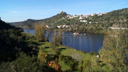 Der Tejo, mit der mittelalterlichen Burg Belver auf einem Hügel am rechten Ufer, mit Blick auf die Landschaft, Belver, Portugal - 25. November 2023