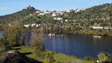 Der Tejo, mit der mittelalterlichen Burg Belver auf einem Hügel am rechten Ufer, mit Blick auf die Landschaft, Belver, Portugal - 25. November 2023
