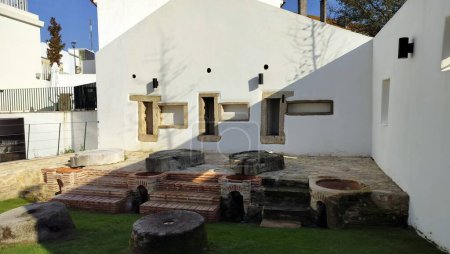 Dukes Mill Park, Moinho dos Duques, erhaltene Überreste der alten Wassermühlen und Bäckereien am Rande der Altstadt, Torres Novas, Portugal - 25. November 2023