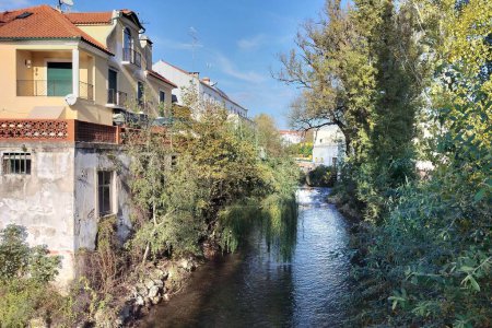 Fluss Almonda, am Rande der Altstadt, Torres Novas, Portugal - 25. November 2023