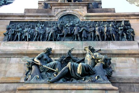 Monumento a Niederwald, relieve principal y esculturas alegóricas, detalles del frontón, por Johannes Schilling, Rudesheim am Rhein, Alemania - 12 de febrero de 2023