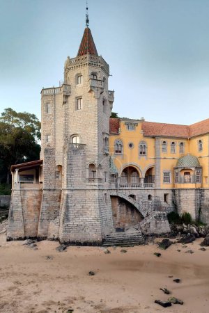 Palast der Grafen von Castro Guimaraes im revivalistischen Stil, erbaut 1900, derzeit Museum, Blick bei Sonnenuntergang Licht und Schatten, Cascais, Portugal - 5. März 2024