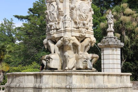Santuario de Nuestra Señora de los Remedios, complejo arquitectónico barroco del siglo XVIII, detalles de las decoraciones escultóricas de la fuente del jardín, Lamego, Portugal - 25 de mayo de 2023