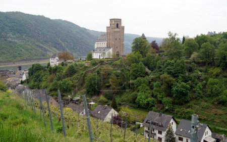 Kirche St. Martin, auch bekannt als Weiße Kirche, Turm, einst Teil der Stadtbefestigung, auf dem Hügel über dem Rheintal, Oberwesel, Deutschland - 5. Mai 2022