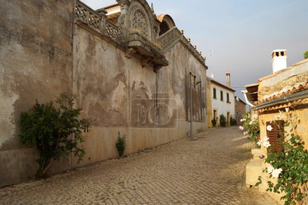 Das Marrocos House, Casa de Marrocos, eklektisches weitläufiges Herrenhaus, Seitenansicht mit Kopfsteinpflasterstraße im Sonnenuntergang, Idanha-a-Velha, Portugal - 18. Mai 2023