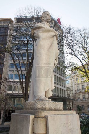 Téléchargez les photos : Statue de Camilo Castelo Branco, célèbre écrivain portugais du XIXe siècle, par Antonio Duarte, inaugurée en 1950, Lisbonne, Portugal - 18 décembre 2021 - en image libre de droit
