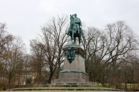 Estatua ecuestre de Herzog Ernst II, obra escultórica de Gustav Heinrich Eberlein, instalada en 1899, en Hofgarten frente a Schlossplatz, Coburgo, Alta Franconia, Baviera, Alemania - 31 de enero de 2023