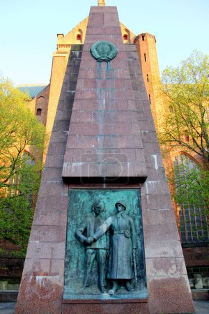 Memorial y cementerio del Ejército Soviético en la Iglesia de Santa María, Marienkirche, Stralsund, Alemania - 2 de mayo de 2012