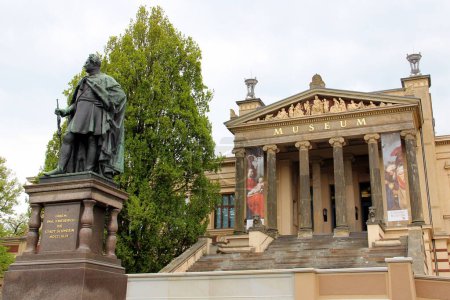 Estatua conmemorativa de Paul Friedrich, Gran Duque de Mecklemburgo-Schwerin, frente al pórtico del Museo Estatal de las Artes, Schwerin, Alemania - 3 de mayo de 2012
