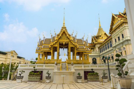 Téléchargez les photos : Paysage paysage de l'Aphorn Phimok Prasat Pavillon avec fond de Chakri Maha Prasat Hall dans la zone de grand palais lieu célèbre et attraction touristique à Bangkok Thaïlande - en image libre de droit