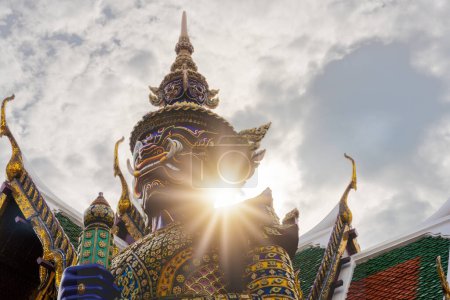 Téléchargez les photos : Statue de Yaksha le gardien de démon à wat phra kaew dans le grand palais attraction touristique célèbre à Bangkok Thaïlande - en image libre de droit