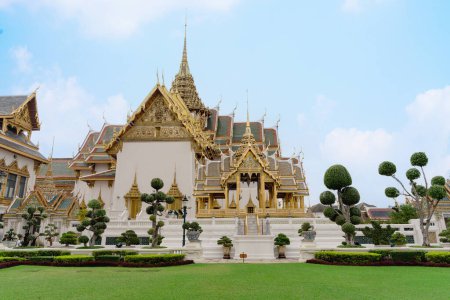 Téléchargez les photos : Paysage paysage de l'Aphorn Phimok Prasat Pavillon avec fond de Dusit Maha Prasat Hall dans la zone de grand palais lieu célèbre et attraction touristique à Bangkok Thaïlande - en image libre de droit