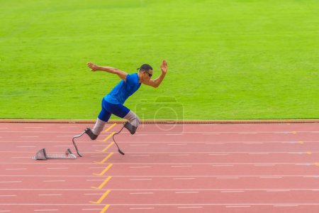 Foto de Atleta con prótesis sprints instantáneamente desde el principio, mostrando una velocidad excepcional en pista de estadio - Imagen libre de derechos