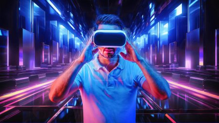 Un homme caucasien portant un casque VR et s'immerge dans une métaverse surréaliste et futuriste, où une ville géométrique abstraite se déploie dans un kaléidoscope de couleurs néons vibrantes