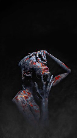 affiche d'Halloween et papier peint de femme avec fantaisie effrayant maquillage effrayant du diable sanglant dans l'obscurité brumeuse