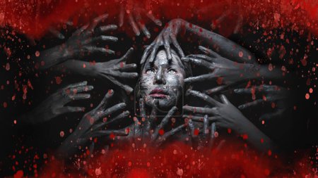 Foto de Halloween concepto de maquillaje de lujo de cara de bruja miedo rodeado de manos del diablo en el fondo oscuro con salpicaduras de sangre - Imagen libre de derechos