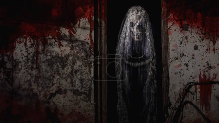 Concept d'Halloween de mariée fantomatique dans une robe de mariée et un voile avec un visage de crâne debout dans les ombres d'une porte de maison hantée et vieux mur blanc éclaboussé de sang
