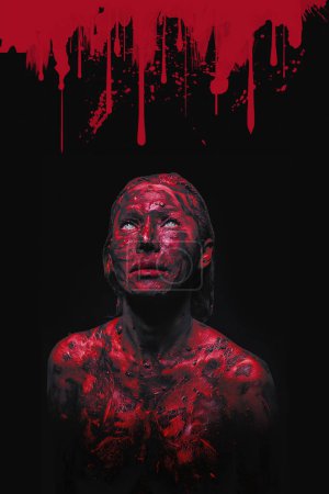 Foto de Halloween concepto de mujer sangrienta en espeluznante oscuro infierno fondo de sangre salpicado - Imagen libre de derechos