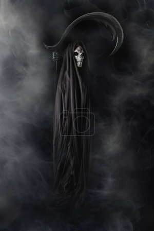 Téléchargez les photos : Une photo effrayante de la Faucheuse, vêtue de robes noires, tenant une faux, debout au milieu d'un brouillard tourbillonnant dans le noir - en image libre de droit