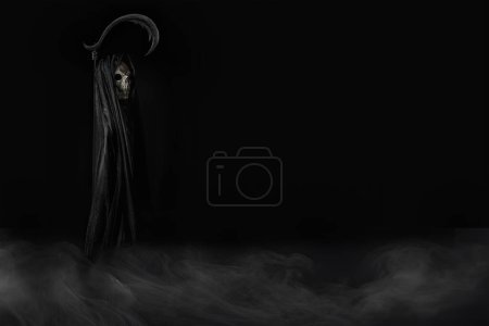 Téléchargez les photos : Portrait d'Halloween de Grim Reaper en robe noire avec faux debout dans l'obscurité avec flux de brouillard ci-dessous - en image libre de droit