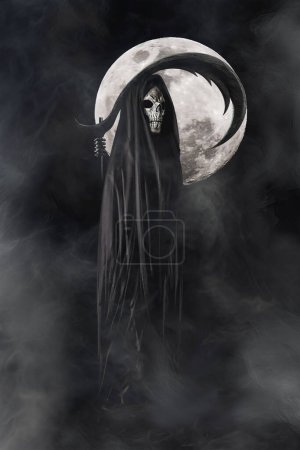 Téléchargez les photos : Une photo de Grim Reaper, vêtue de robes noires, tenant la faux, debout au milieu d'un brouillard tourbillonnant dans la nuit sombre avec la pleine lune - en image libre de droit