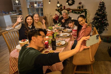 Téléchargez les photos : Bonheur famille asiatique avec multi génération ensemble sur thanksgiving et célébration de Noël dîner traditionnel à la maison - en image libre de droit