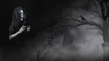 Téléchargez les photos : Figurine sinistre de la faucheuse qui hante un cimetière brumeux, avec un corbeau perché de façon menaçante sur des branches d'arbres nus - en image libre de droit