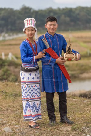 Foto de Una joven pareja del grupo étnico Rawang en Putao, Myanmar, vestida con un atuendo completamente tradicional, simbólico de su alto estatus social - Imagen libre de derechos
