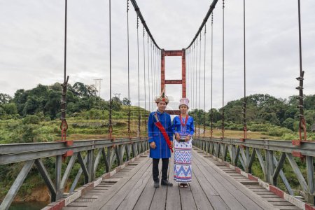 Foto de Joven pareja Rawang en vestido tradicional Rawang en el puente Kaungmulone sobre el río Mali Kha, Putao, estado de Kachin, Myanmar - Imagen libre de derechos