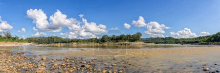 Foto de Vista panorámica de la confluencia serena de los ríos Mali Kha y N Mai, conocida como "Myit Sone", que marca el inicio del majestuoso río Irrawaddy en Myitkyina, estado de Kachin, Myanmar - Imagen libre de derechos