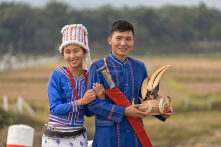Foto de Retrato de una pareja de Rawang en vestido ceremonial completo, su atuendo marcado por carey y elementos de jabalí, símbolos de alto estatus en su aldea, Putao, Myanmar - Imagen libre de derechos