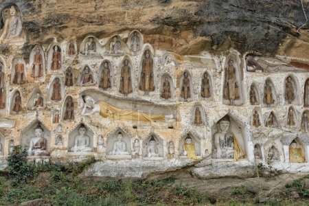 Téléchargez les photos : Un superbe éventail de statues de Bouddha sculptées dans la falaise d'Akauk Taung, surplombant Pyay au Myanmar, symbolisant la vénération spirituelle - en image libre de droit