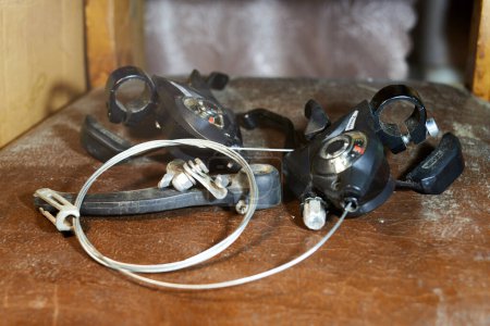 Foto de Foto de piezas de bicicleta de montaña usadas en la mesa - Imagen libre de derechos