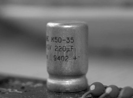 Foto de Condensador antiguo en el primer plano de la placa de circuito - Imagen libre de derechos