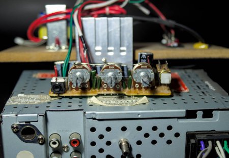 Téléchargez les photos : Assemblage de circuit électronique démonté pour réparation d'amplificateur - en image libre de droit