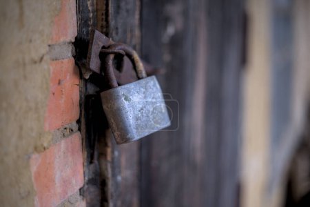 Foto de Foto de la cerradura oxidada en la puerta de una casa abandonada - Imagen libre de derechos