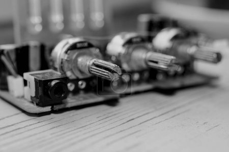 Téléchargez les photos : Assemblage de circuit électronique démonté pour réparation ampli noir et blanc - en image libre de droit